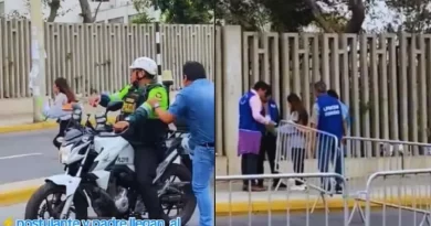 Policía motorizada asiste a estudiante para llegar a tiempo a Examen de San Marcos “Súbete a mi moto”